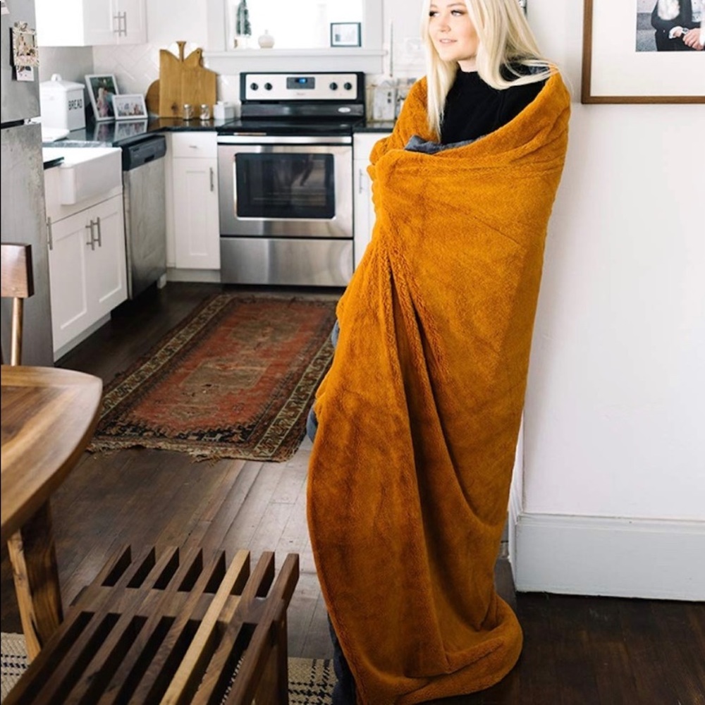 Brand New Saranoni Sandstone/Charcoal XL Blanket